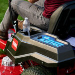 Toro eTimeCutter 60V eMR4275 107 cm Nullwendekreis-Aufsitzrasenmäher – Bild 8